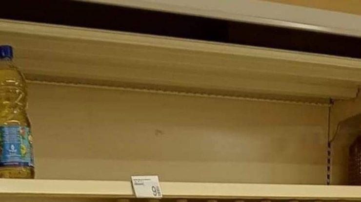 Se golesc rafturile de ulei în unele magazine. Sortimentele cele mai ieftine s-au vândut ca pâinea caldă