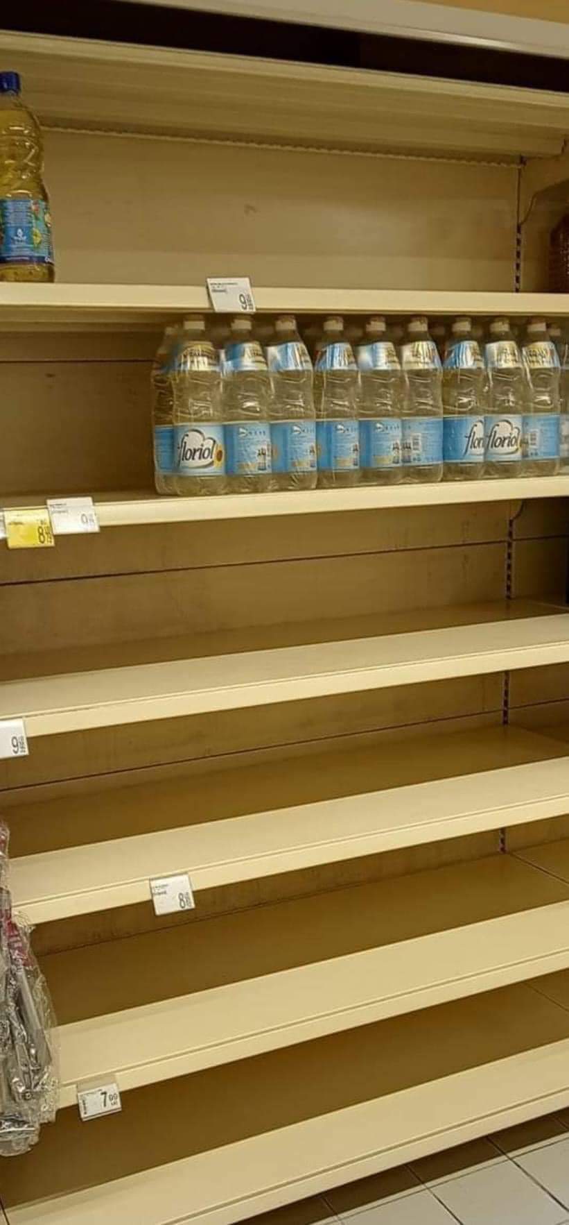 Se golesc rafturile de ulei în unele magazine. Sortimentele cele mai ieftine s-au vândut ca pâinea caldă