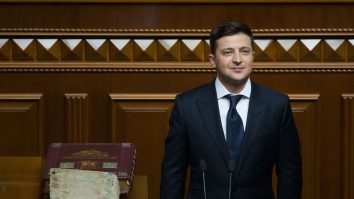 Zelenski a dat o lege prin care permite ucrainenilor să dețină arme