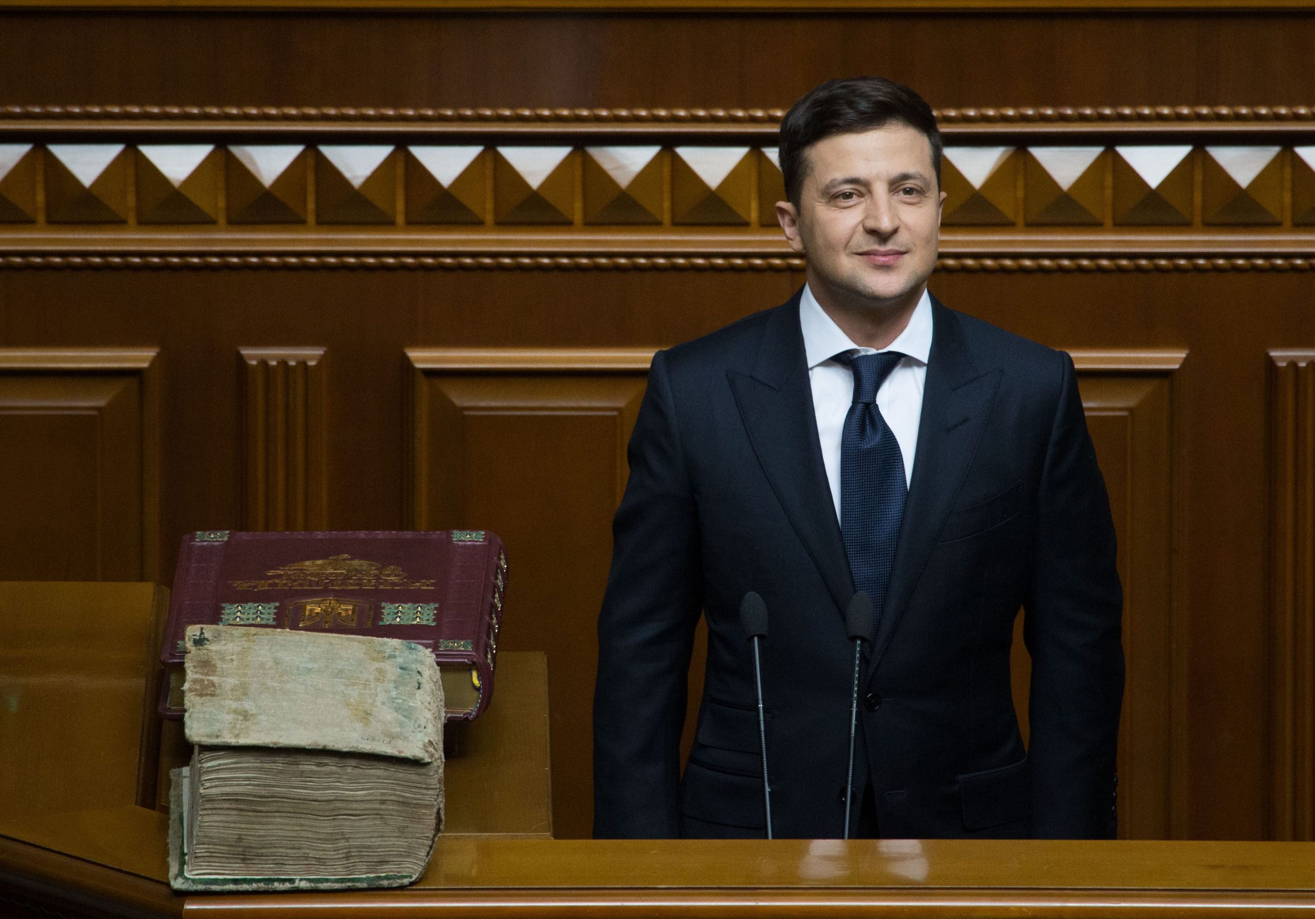 Zelenski a dat o lege prin care permite ucrainenilor să dețină arme