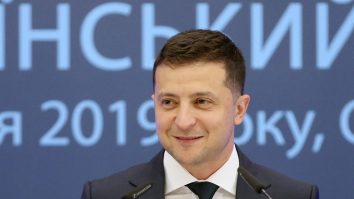 Președintele Zelenski: „În fața casei mele, a căzut un fragment de rachetă”