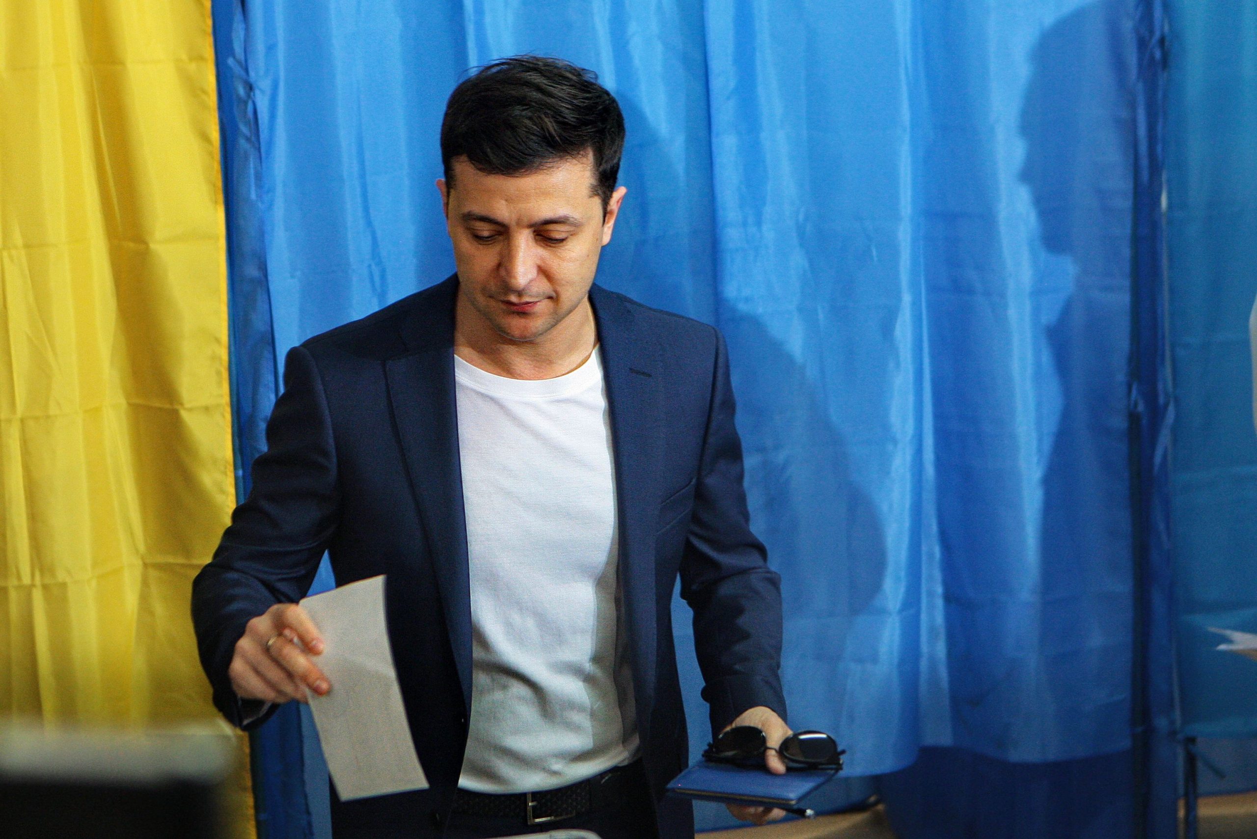 RĂZBOIUL FAKE-NEWS. Zelenski apare într-un videoclip modificat digital