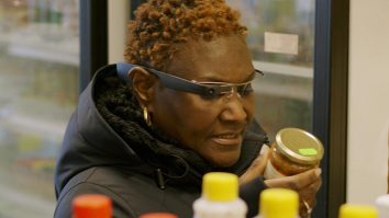 Envision a creat ochelarii inteligenți care îi ajută pe nevăzători să exploreze lumea