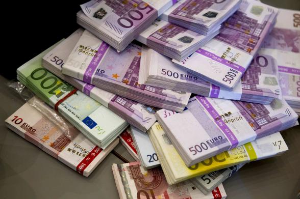 Euro, aproape de paritate cu dolarul american