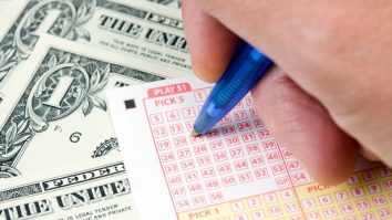 Mary Elliott a câștigat la loto cu numerele zilei de naștere a fiului său mort. Apoi, și-a dat seama că a aruncat biletul