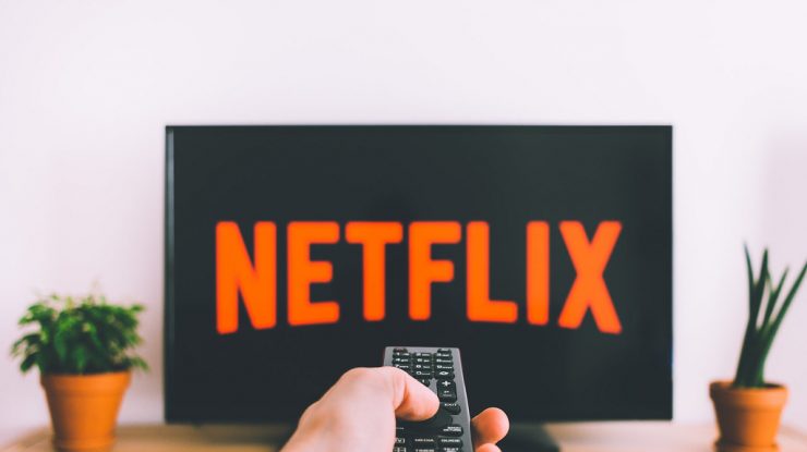 Netflix te-ar putea pune să plătești pentru persoanele care îți folosesc contul