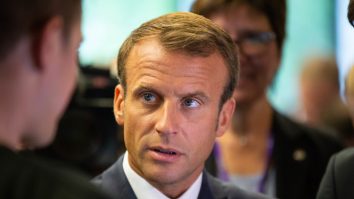 Macron cere mai multe sancțiuni în domeniul energiei, în timp ce Ucraina acuză Rusia de crime de război
