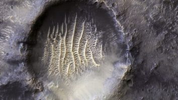 O „amprentă umană”, descoperită de NASA în interiorul unui crater de pe Marte