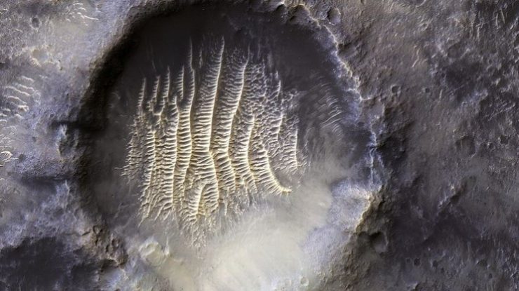 O „amprentă umană”, descoperită de NASA în interiorul unui crater de pe Marte