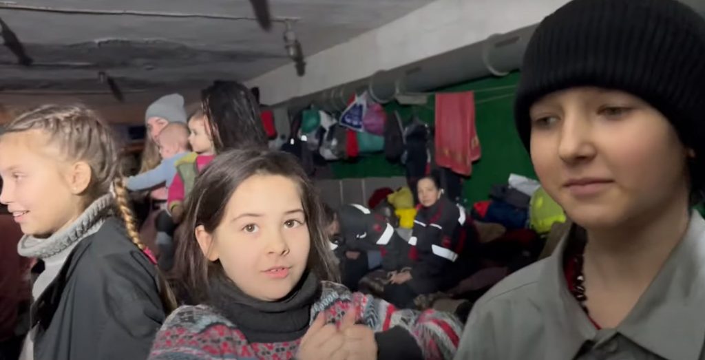 Soldații Batalionului Azov au publicat pe Youtube un clip în care arată condițiile în care trăiesc civilii aflați sub uzina asediată Azovstal.