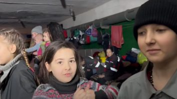 Soldații Batalionului Azov au publicat pe Youtube un clip în care arată condițiile în care trăiesc civilii aflați sub uzina asediată Azovstal.