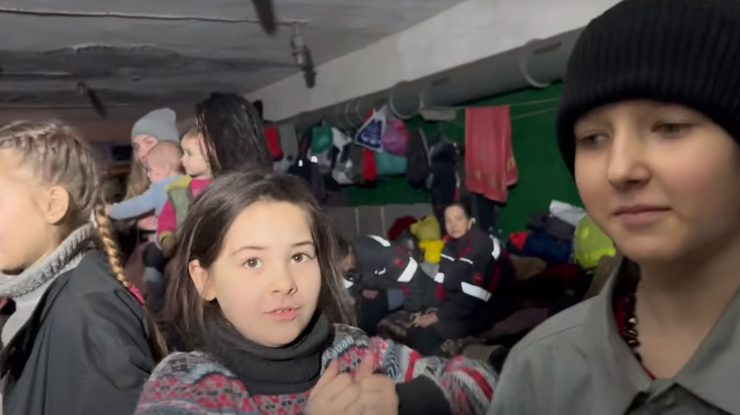 Soldații Batalionului Azov au publicat pe Youtube un clip în care arată condițiile în care trăiesc civilii aflați sub uzina asediată Azovstal.