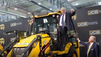 Boris Johnson este criticat din nou după ce s-a urcat pe un excavator al unei companii britanice, în timpul vizitei sale în India