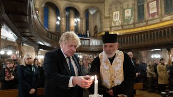 Boris Johnson și Prințul Charles au amintit de suferința „victimilor nevinovate” din Ucraina, în mesajele lor de Paște