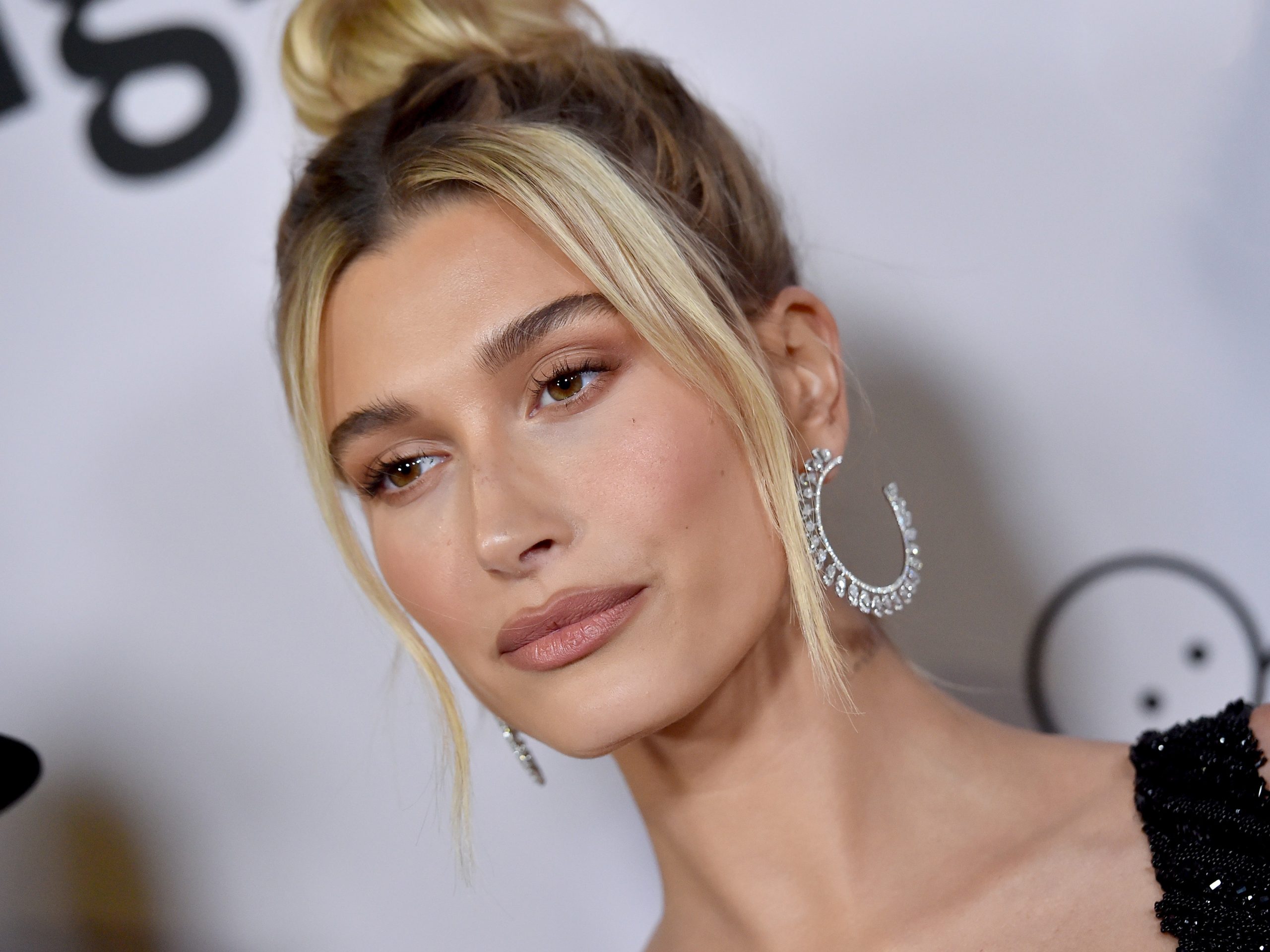 Hailey Bieber neagă zvonurile de sarcină și dezvăluie că are un chist ovarian de mărimea unui măr