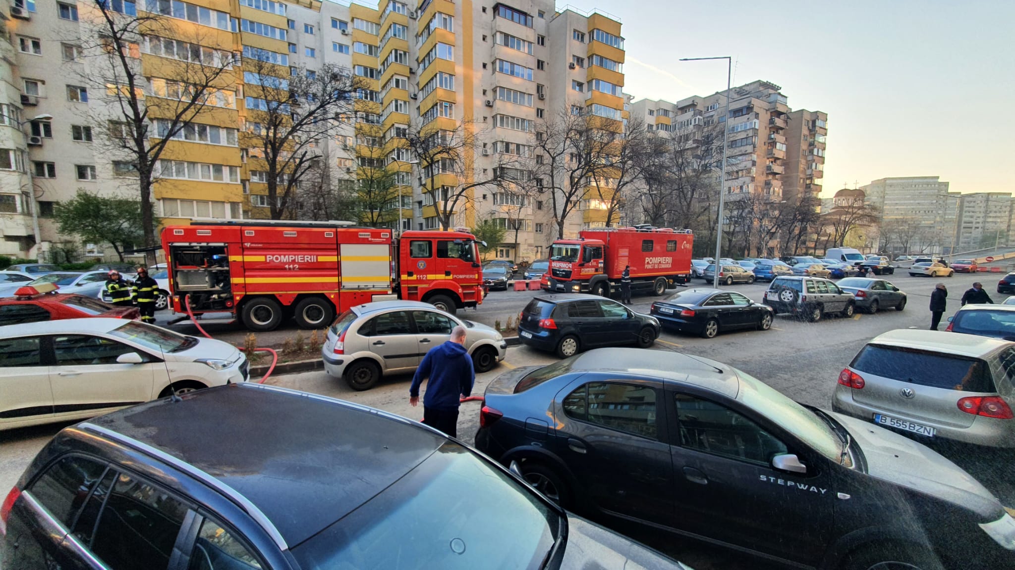 Un incendiu a izbucnit vineri dimineață la etajul 7 al unui bloc din București. Traficul în zonă este restricționat