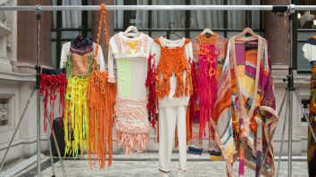 Cercetătorii au creat un nou tip de material textil cu „schimbare de fază”. Țesătura absoarbe sau elimină căldura corpului