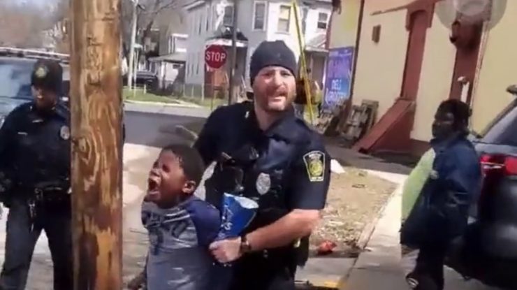 VIDEO. Polițiștii americani au arestat un băiețel de 8 ani