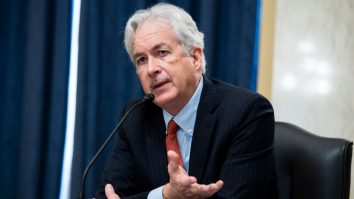 Rolul public neobișnuit pe care îl au serviciile secrete de informații în războiul din Ucraina