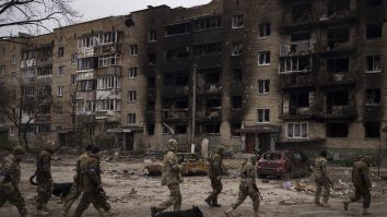 Ucrainenii se pregătesc să se confrunte cu pene de curent și o iarnă grea după ce Rusia a lovit rețeaua electrică