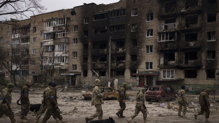 Ucrainenii se pregătesc să se confrunte cu pene de curent și o iarnă grea după ce Rusia a lovit rețeaua electrică