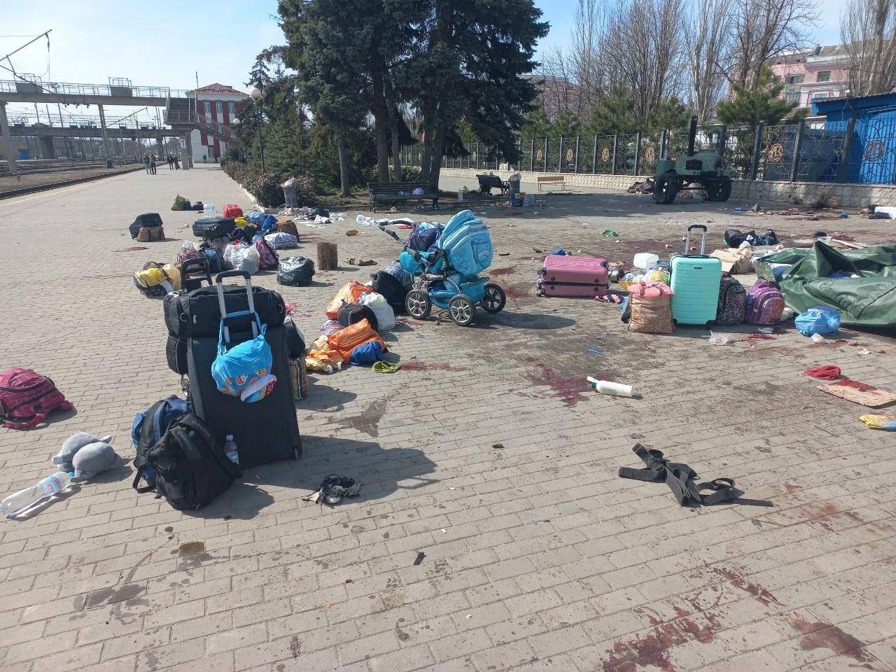 Rachetele rusești au distrus o gară din Ucraina, care era folosită pentru evacuarea civililor. 50 de persoane au murit