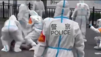 poliția lovește protestatarii