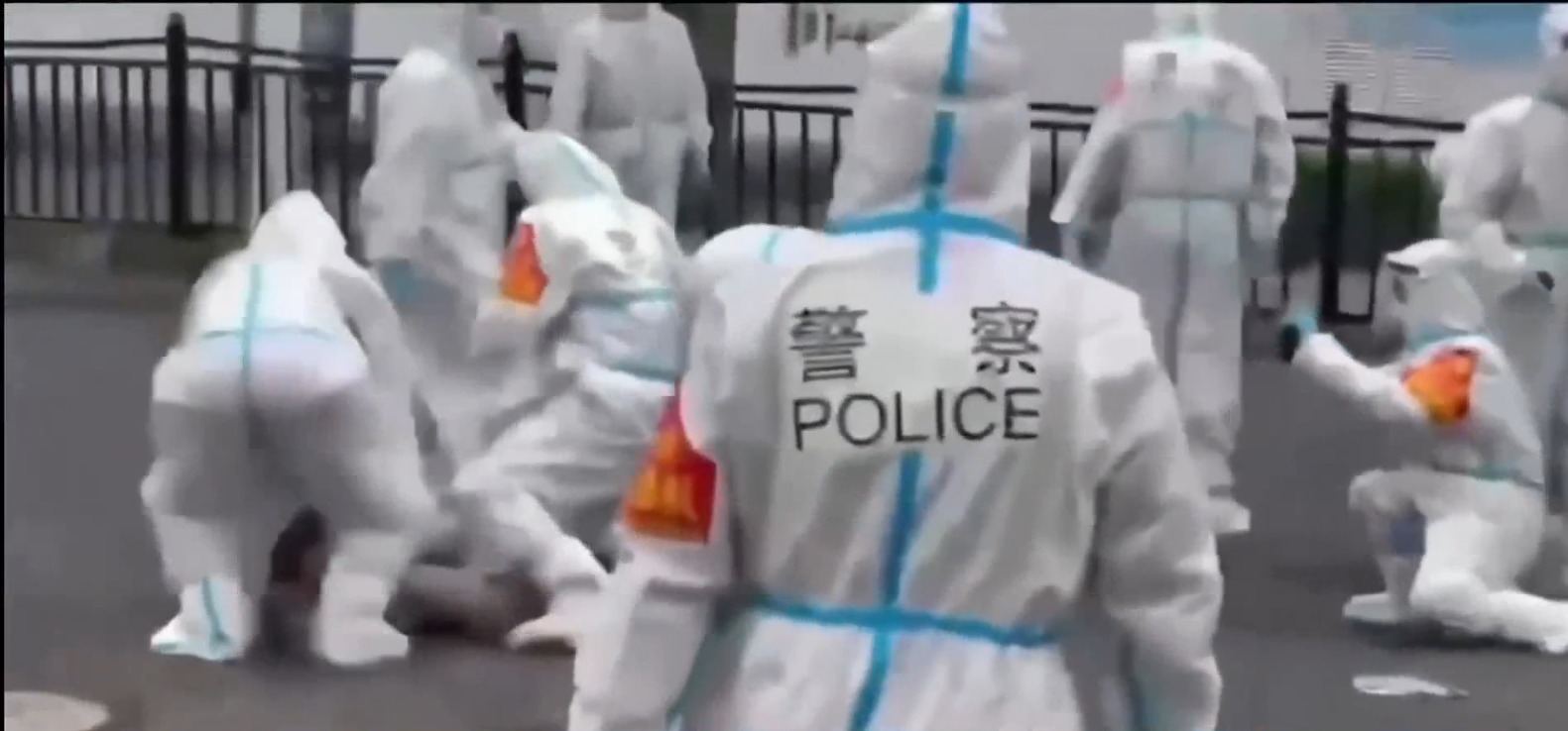 Locuitorii din Shanghai care au ieșit la proteste au fost loviți pe stradă de poliție
