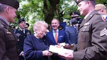 VIDEO. Armata SUA îşi repară o greşeală de acum 77 de ani. Au înlocuit un tort furat de la o fetiţă din Italia