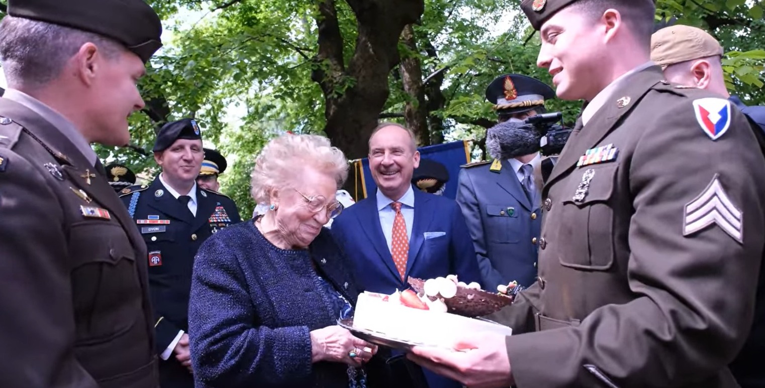 VIDEO. Armata SUA îşi repară o greşeală de acum 77 de ani. Au înlocuit un tort furat de la o fetiţă din Italia