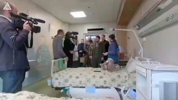 Președintele Zelenski și vicepremierul Irina Vereșciuk au vizitat la un spital copiii evacuați din Mariupol