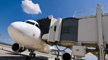 O femeie a fost arestată după ce a deschis ușa cabinei avionului și a desfășurat un tobogan gonflabil