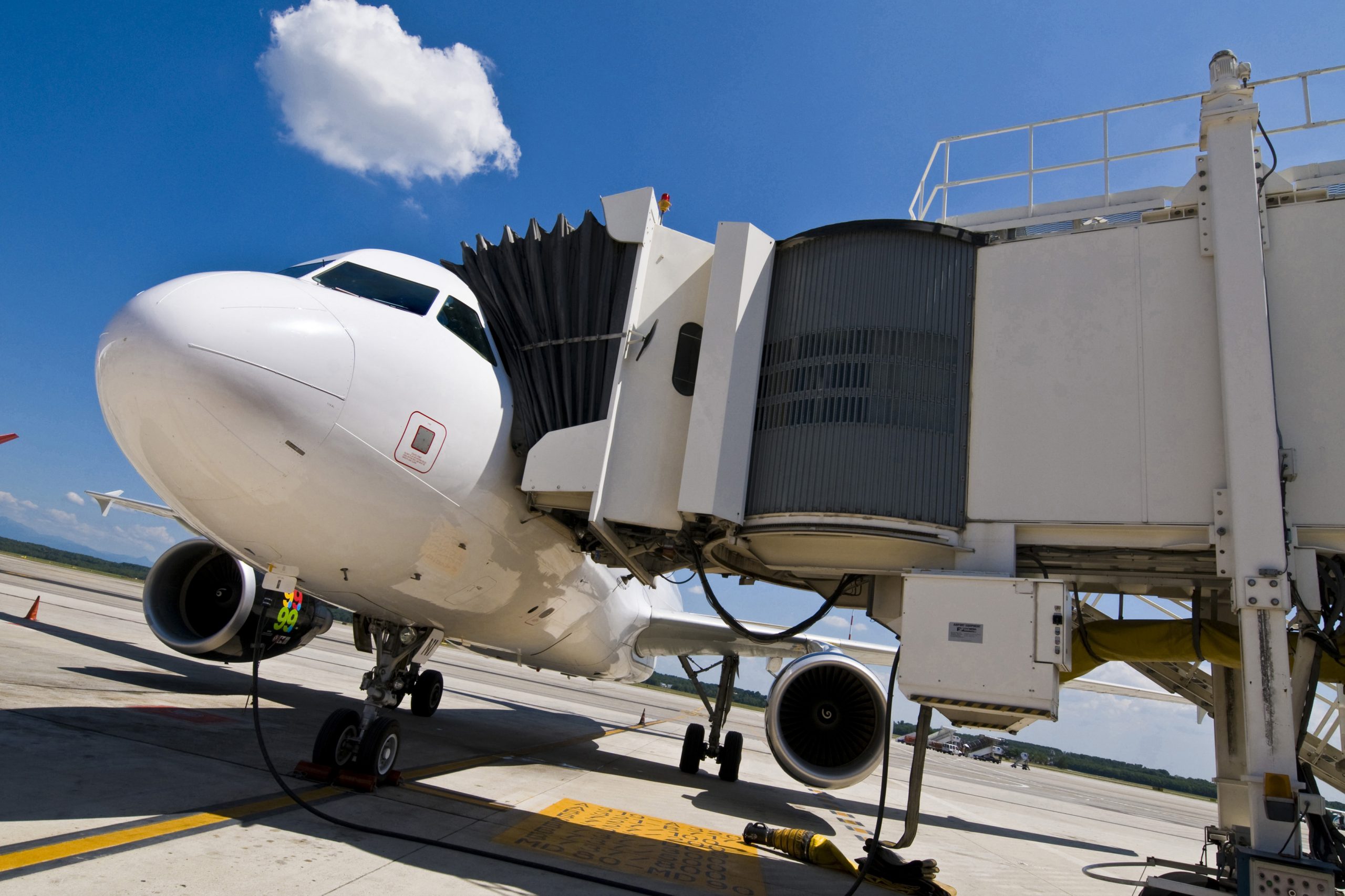 O femeie a fost arestată după ce a deschis ușa cabinei avionului și a desfășurat un tobogan gonflabil