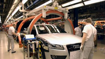 Producția auto globală va fi redusă din cauza războiului. Lipsa de materiale și piese afectează deja producătorii