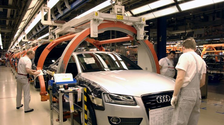 Producția auto globală va fi redusă din cauza războiului. Lipsa de materiale și piese afectează deja producătorii