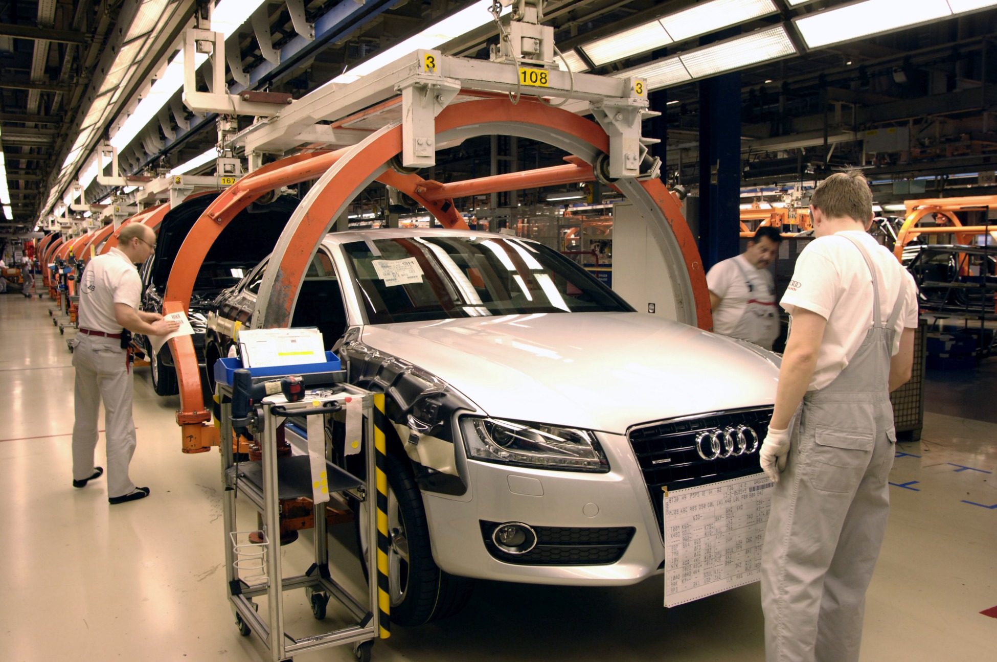 Producția auto globală va fi redusă din cauza războiului. Lipsa de materiale și piese afectează deja producătorii