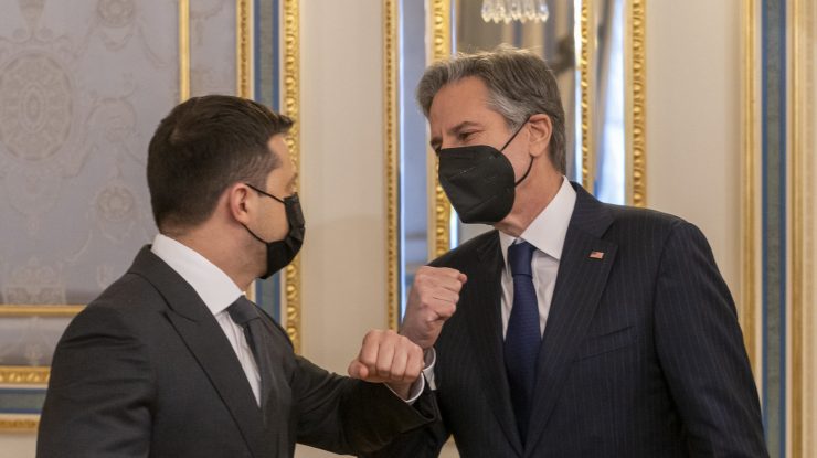 Şeful diplomaţiei americane şi șeful Pentagonului, în vizită la Kiev de Paștele ortodox. Washingtonul promite un ajutor militar de 700 de milioane de dolari