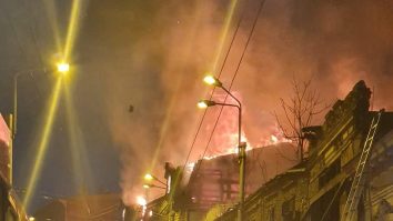 Acoperișul unei clădiri de pe Calea Moșilor a luat foc. 10 autospeciale s-au deplasat la fața locului