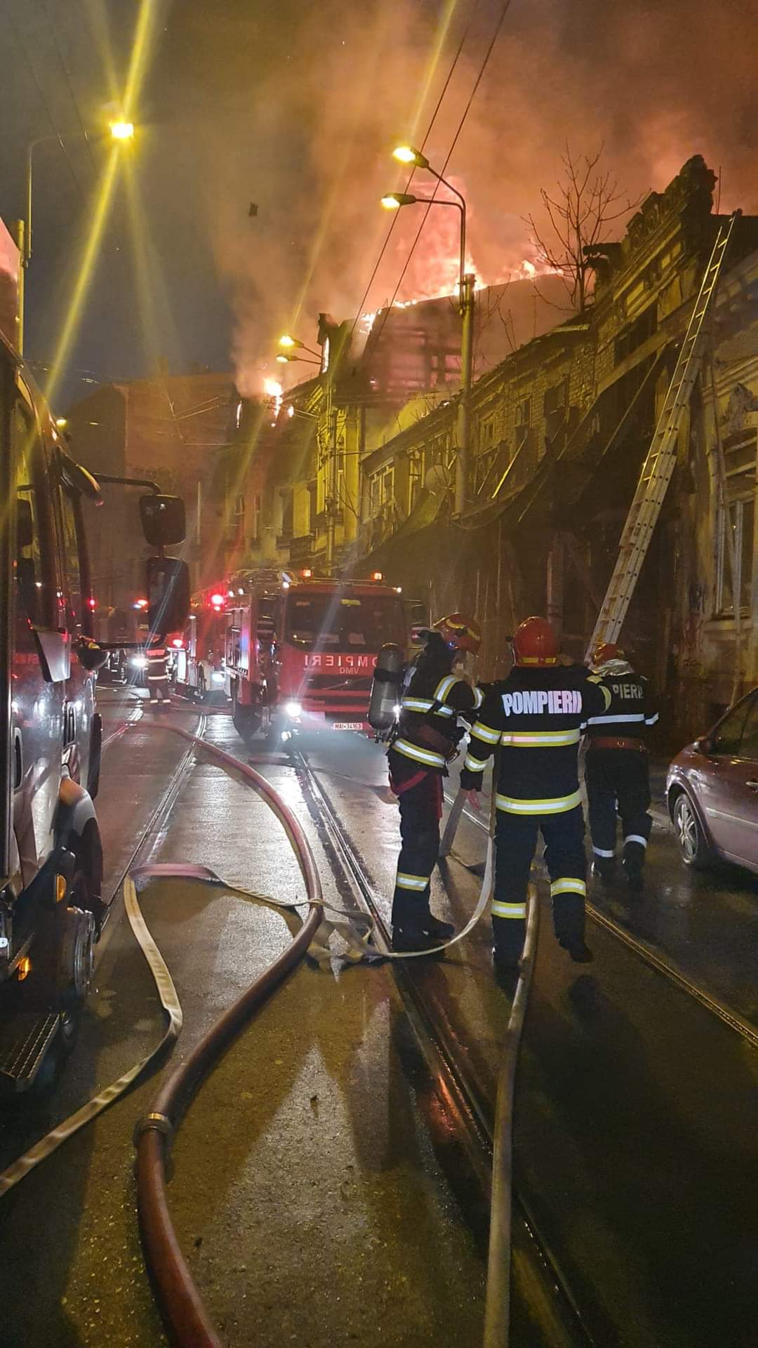 Acoperișul unei clădiri de pe Calea Moșilor a luat foc. 10 autospeciale s-au deplasat la fața locului