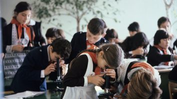 Un elev ucrainean își face țara mândră și obține rezultate excepționale la bacalaureat. Tatăl său luptă în prima linie a războiului