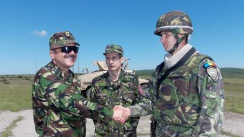 Un ofițer român în timpul unui exercițiu militar