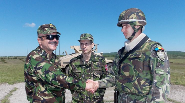 Un ofițer român în timpul unui exercițiu militar