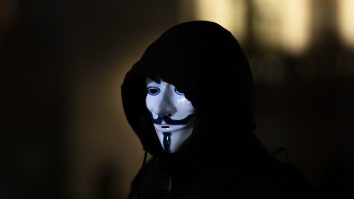 Anonymous a sustras alte 365.000 de e-mailuri rusești
