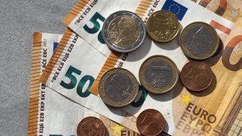 Românii preferă cash-ul. Numerarul în circulaţie s-a apropiat în februarie de 100 miliarde de lei
