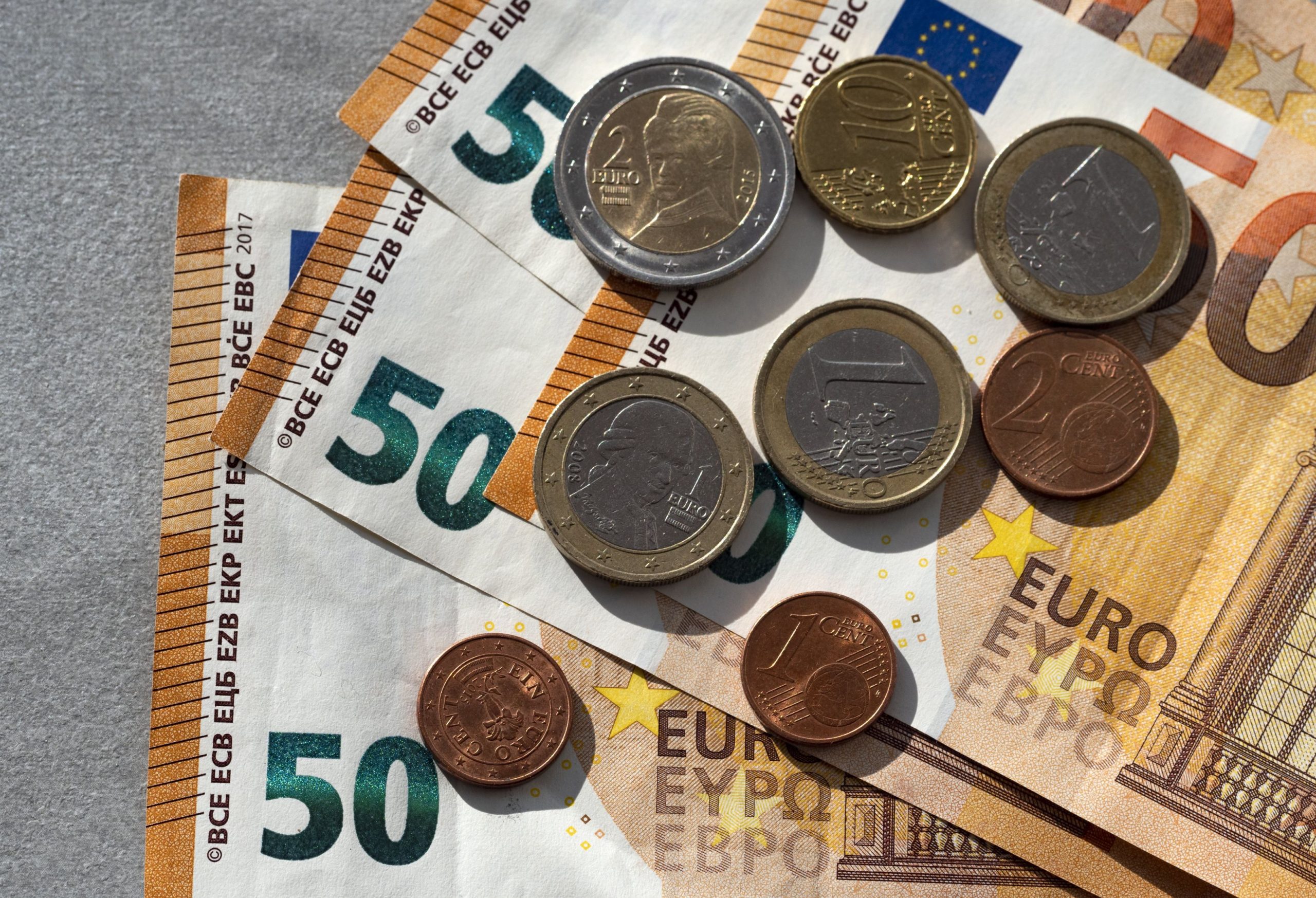 Românii preferă cash-ul. Numerarul în circulaţie s-a apropiat în februarie de 100 miliarde de lei