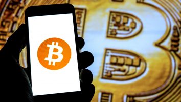 Zi neagră pentru investitorii în bitcoin. Peste 200 de miliarde de dolari s-au evaporat într-o singură zi