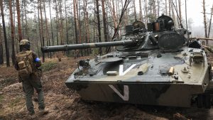Un tanc rusesc lângă o pădure din Ucraina