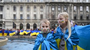 Bolul din lemn care a strâns peste 220.000 de lire sterline. „Tâmplarul”, în vârstă de 12 ani, a organizat o tombolă pentru copiii ucraineni