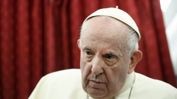 Papa Francisc dorește pacea Ucrainei, sfâşiată de război