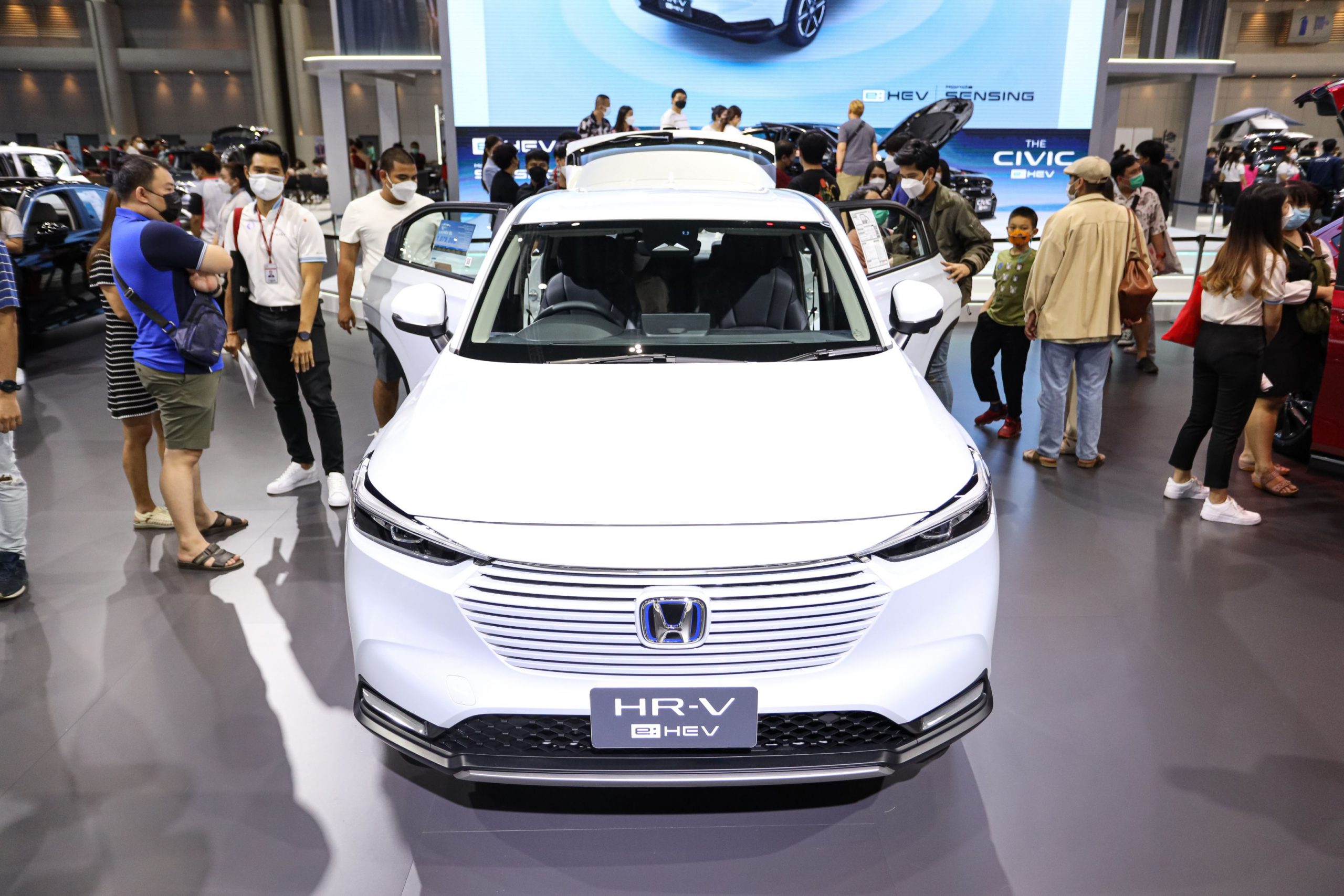 VIDEO. La Paris și-a deschis porțile Salonul Auto Mondial. Președintele Macron a fost prezent